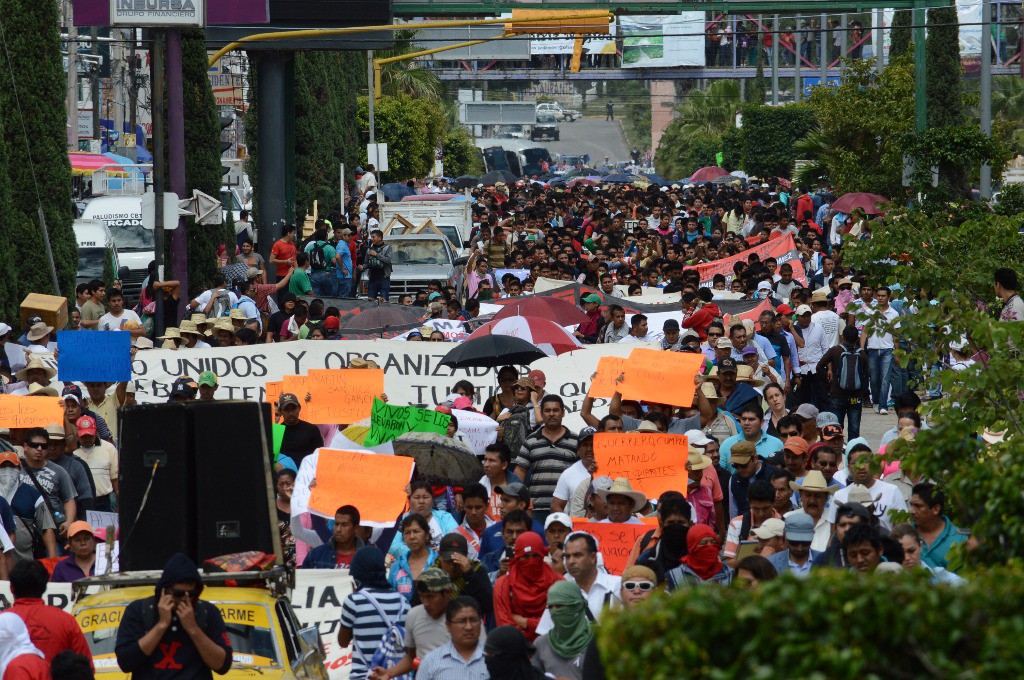 Marcha en Chilpancingo para exigir que sean encontrados los 43 normalistas de Ayotzinapa desaparecidos. Foto: La Jornada