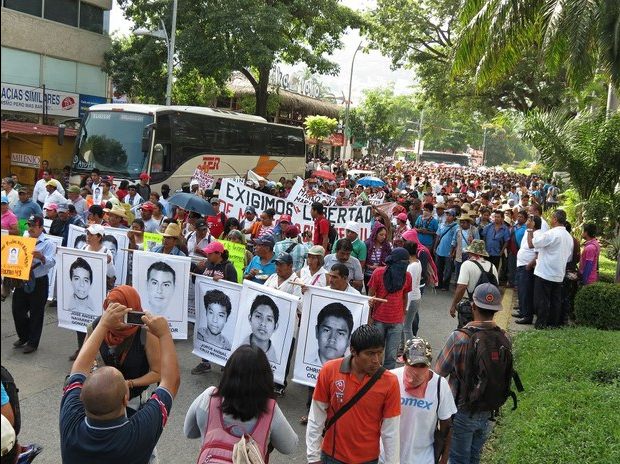 Aproximadamente mil personas marchan rumbo al centro de Acapulco para exigir la presentación de los 43 normalistas desaparecidos en Iguala. Foto: La Jornada
