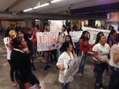 Estudiantes que protestan por la desaparición de 43 normalistas de Ayotzinapa dejaron libre el paso a los usuarios del Metro en la estación Chapultepec. Foto: La Jornada