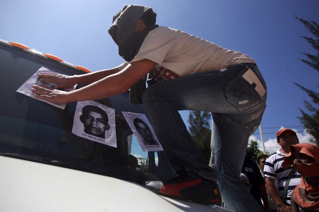 Normalistas colocaron fotos de sus 43 compañeros desaparecidos al interior y exterior de las instalaciones de la Procuraduría General de Justicia del Estado de Guerrero, el 07 de octubre de 2014. Foto Félix Márquez / Cuartoscuro