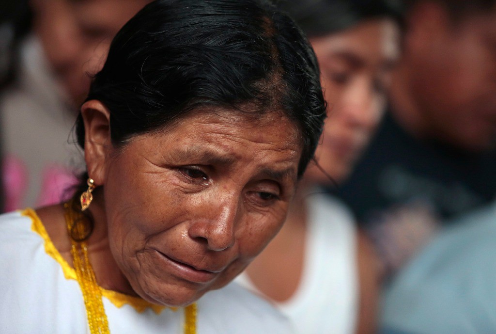 Una mujer familiar de uno de los estudiantes normalistas desaparecidos llora durante una oración en las instalaciones de la escuela normal rural de Ayotzinapa. Foto Reuters