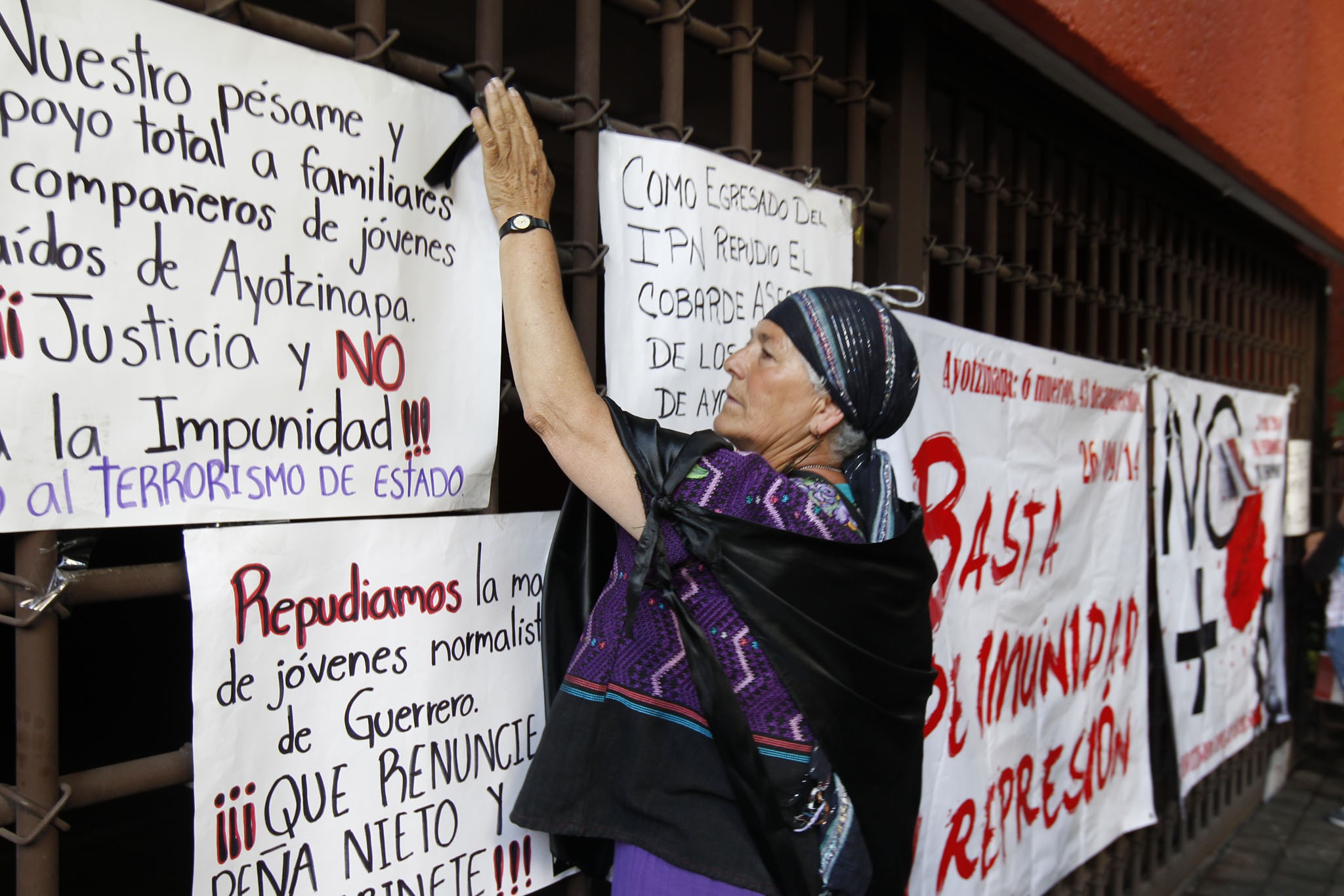 Pancartas y mantas de protesta frente a la representación del gobierno de Guerrero en el DF por los normalistas de Ayotzinapa que se encuentran desaparecidos desde el 26 de septiembre pasado. Foto: Xinhua