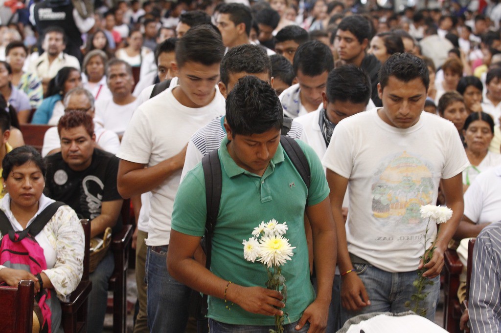 Familiares y amigos de los estudiantes desaparecidos de la Escuela Normal Rural de Ayotzinapa marcharon el pasado 14 de octubre en Chilpancingo para demandar la presentación con vida de los jóvenes. Foto: La Jornada