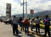 Integrantes de la Ceteg y de la Fecsm bloquean los accesos al centro comercial Galerías Chilpancingo. Foto: La Jornada