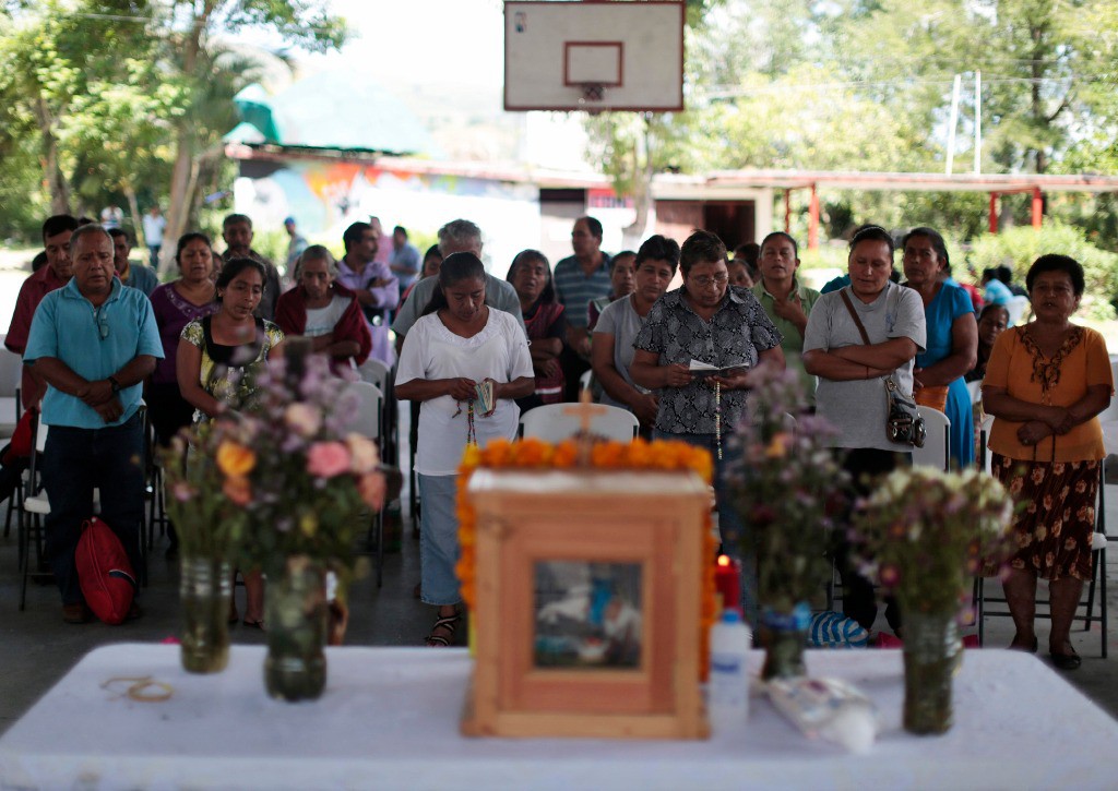 Familiares de los normalistas desaparecidos permanecen reunidos en espera de conocer algo de sus hijos. Foto: Reuters