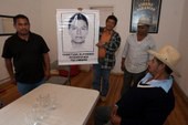 Familiares de los 43 jóvenes desaparecidos de la normal de Ayotzinapa, Valentin Cornelio González (playera negra), Clemente Rodríguez (camisola de cuadros), Sirenio Amateco (sombrero camisa blanca), Bernabe Alejandro Gazpar(sombrero y suéter negro) y el joven estudiante de la normal José(camisa azul), durante la entrevista con 'La Jornada' en las instalaciones de Rompeviento TV. Foto: La Jornada