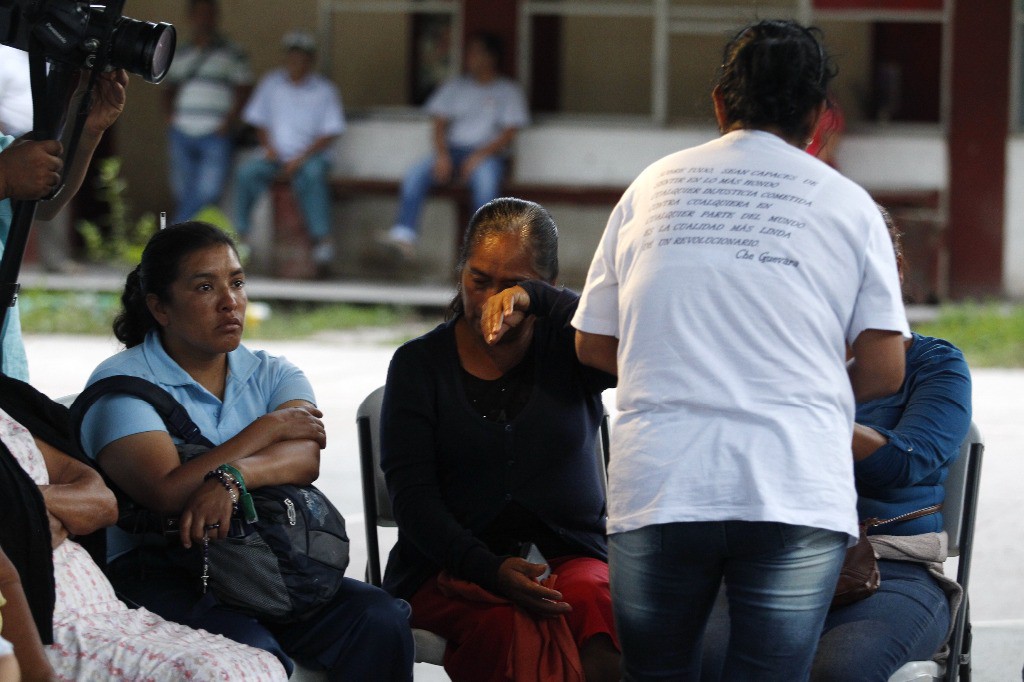 Padres de familia de normalistas en Ayotzinapa. Foto: La Jornada