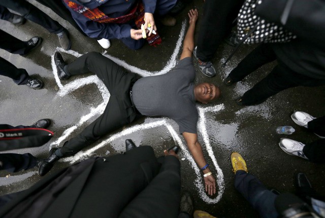 El pastor Charles Burton participa en un acto de protesta por la muerte del joven afroamericano Michael Brown, a manos de la policía, en una jornada de desobediencia civil en Ferguson. Foto Ap