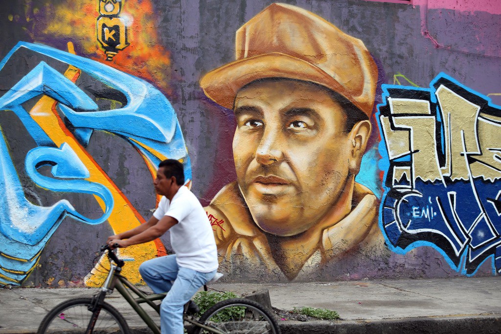 'El Chapo' fue arrestado en México en febrero pasado. En la imagen, un graffiti del narcotraficante en la colonia Santa Cruz Meyehualco, en Ermita Iztapalapa, en imagen de mayo pasado. Foto: La Jornada
