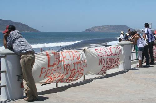 En el puerto de Mazatlán, comuneros exigen remuneraciones justas para los campesinos desplazados por la construcción de la presa Picachos, en imagen de archivo. Foto: La Jornada