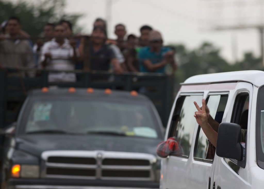 Comunitarios arriban a Igual en busca de los normalistas. Imagen del 07 de octubre de 2014. Foto Ap