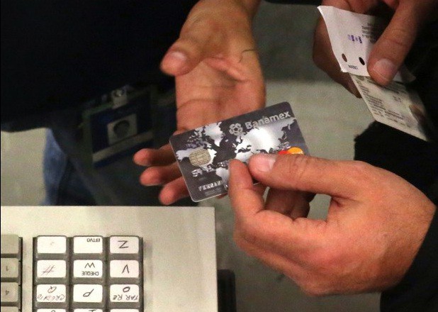 Pago con tarjeta de crédito en un centro comercial. Foto Francisco Olvera