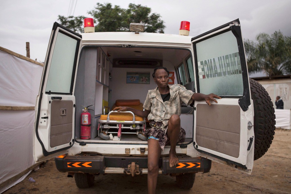 Una mujer sospechosa de padecer el virus de Ebola espera para su traslado al hospital, en Sierra Leona. Foto Ap