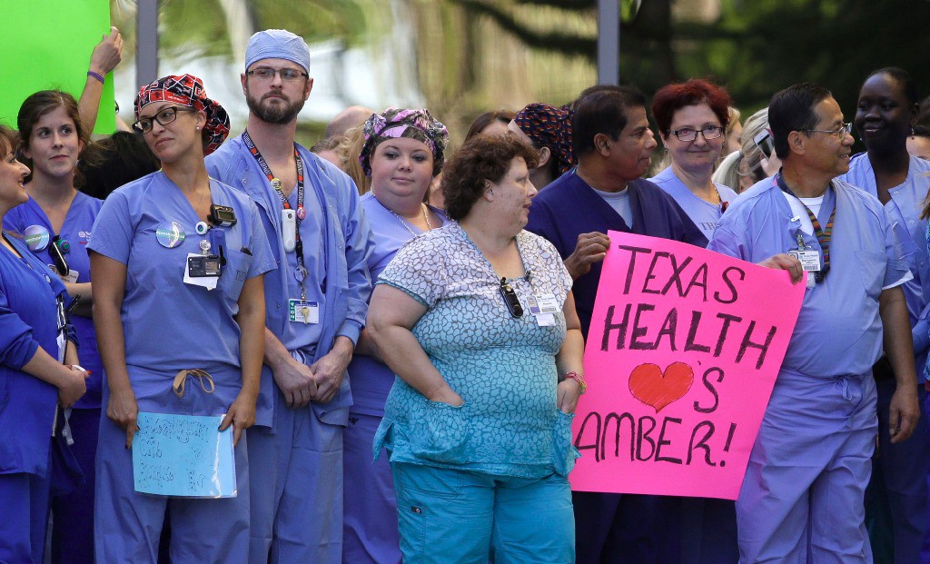 Trabajadores del Hospital Presbiteriano de Dallas despiden la unidad que transporta a Nina Pham, una enfermera a la que se le diganosticó el virus de ébola. Foto Ap
