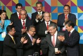 Diputados y asambleístas junto a Enrique Peña Nieto, durante la Conferencia Permanente de Congresos Locales. Foto: La Jornada