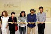 El artista juchiteco Francisco Toledo, al centro, corta el listón en la inauguración de la exposición 