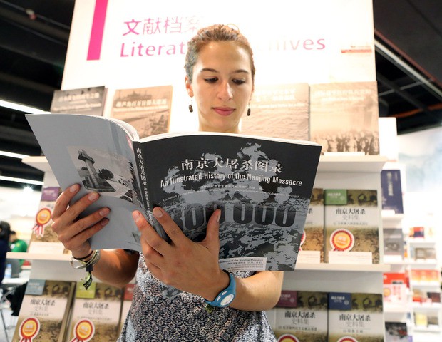 Una mujer visita la exposición del libro durante la 66 Feria del Libro de Frankfurt, en imagen del jueves pasado. Foto Xinhua