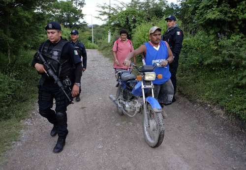 Policías federales resguardan la zona en la que fueron encontradas las fosas clandestinas en Iguala, Guerrero. Foto Reuters
