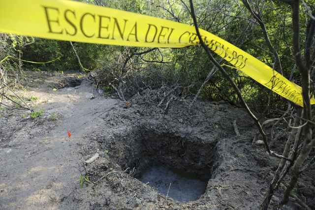 En Pueblo Viejo, Iguala, fueron encontradas fosas clandestinas con cuerpos calcinados. Foto Reuters