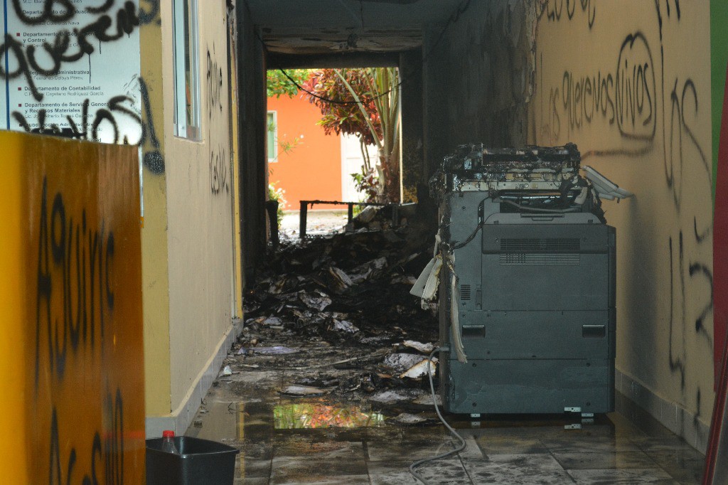 Fueron incendiados archivos, computadoras y muebles de oficina en las oficinas del programa 