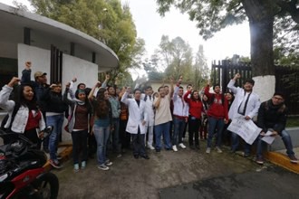 Estudiantes del IPN bloquearon pacíficamente los accesos a Canal Once como parte su movimiento destinado a realizar el Congreso Nacional Politécnico. Foto: La Jornada