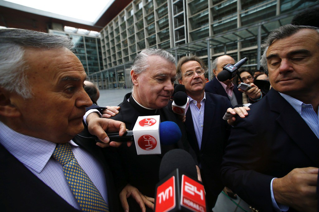 El sacerdote chileno de origen irlandés, John O'Reilly (centro) llega a un tribunal de Santiago, este miércoles. Foto Reuters