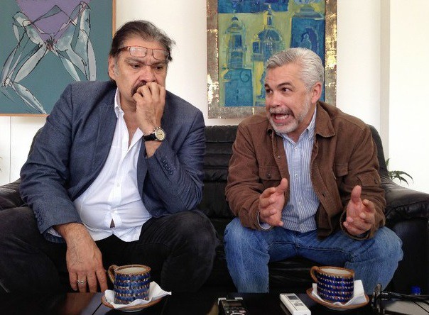 El director Luis Estrada y el actor Joaquín Cosío de visita a la redacción de La Jornada. Foto Marco Peláez