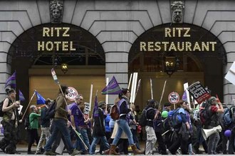 Manifestantes en Londres piden aumento salarial. Foto Reuters