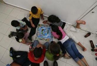 En imagen de junio de 2014, niños de diferentes nacionalidades juegan mientras esperan ser deportados en una estación migratoria de Tapachula, Chiapas. Foto: La Jornada