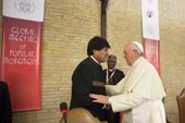 El Papa Francisco habla con el presidente de Bolivia, Evo Morales, este martes en El Vaticano. Foto Reuters