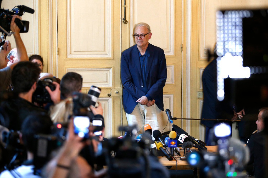Patrick Modiano da sus primeras declaraciones a la prensa tras la noticia de haber ganado el Premio Nobel de Literatura. Foto Reuters