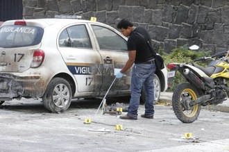 Peritajes de la PGJDF en los vehículos dañados por artefactos explosivos, en Ciudad Universitaria. Foto: La Jornada