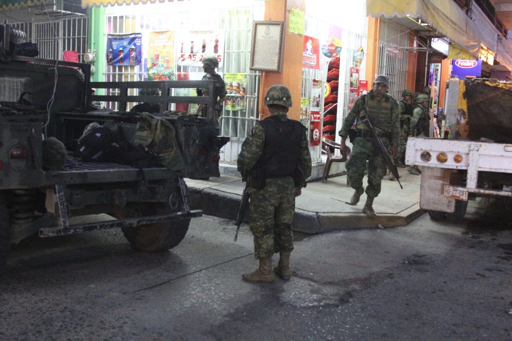 Elementos del Ejército mexicano resguardaron las instalaciones de la PGR en Iguala donde se presume realizaron su declaración personas supuestamente implicadas en la desaparición de normalistas de Ayotzinapa. Foto Saúl López / Cuartoscuro