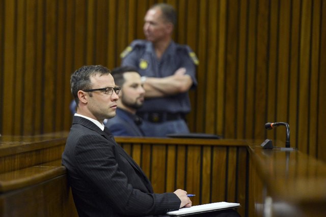 El atleta Oscar Pistorius, durante una audiencia ante un tribunal en Pretoria. Foto Reuters