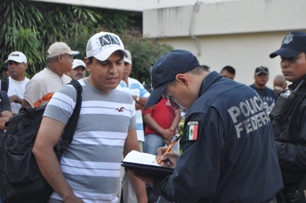 En imagem de archivo, policías de Iguala pasaron lista ante mandos federales y militares para su traslado a Tlaxcala. Foto: La Jornada