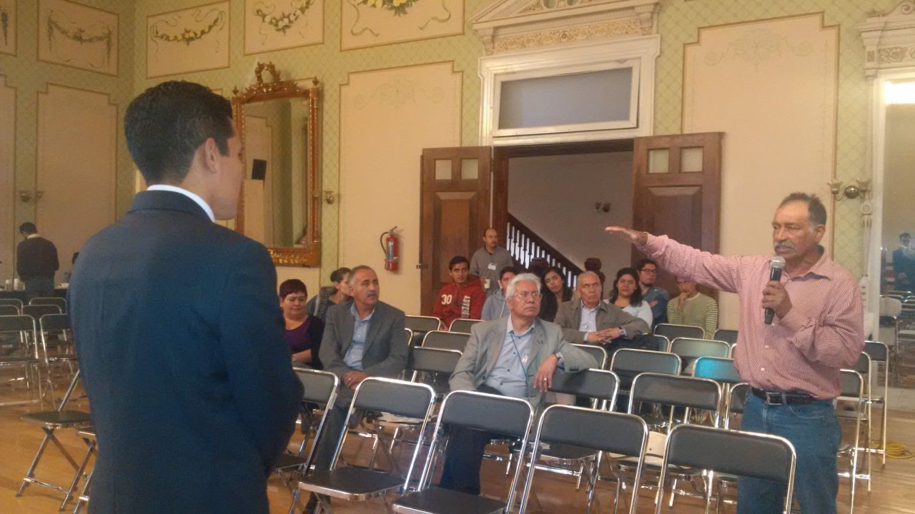 ‎Intervención de Roberto de la Rosa, luego de la exposicion del funcionario, durante la sesión de preguntas y respuestas. Fotos: ALMA RÍOS