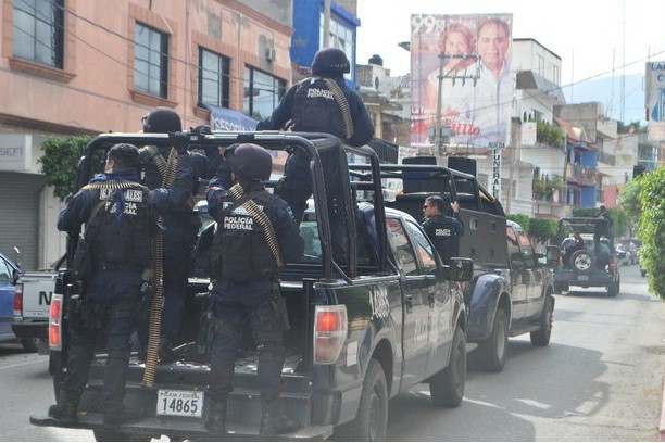 En al menos nueva autobuses, elementos de la Gendarmería Nacional y de la Policía Federal arribaron alrededor de las 15 horas a la 35 zona militar de Iguala. Foto Rubicela Morelos