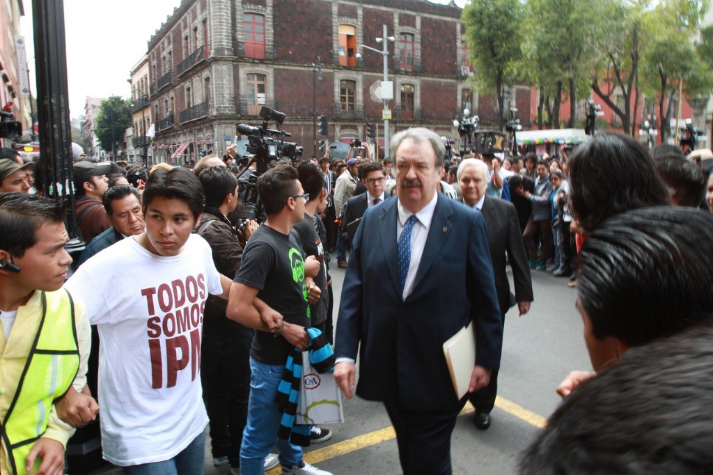 El subsecretario de Educación, Fernando Serrano, afuera de la dependencia a donde acudió una comitiva de estudiantes del IPN. Foto: La Jornada