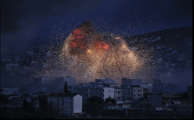 Columnas de humo se levantan en Kobane, Siria, tras un bombardeo de la coalición internacional liderada por Estados Unidos contra el Estado Islámico. Foto Ap