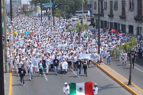 Habitantes de Tampico, Tamaulipas, durante una marcha en mayo pasado para exigir a las autoridades reconocer la crisis de violencia en el estado y garantizar la seguridad. Foto La Jornada
