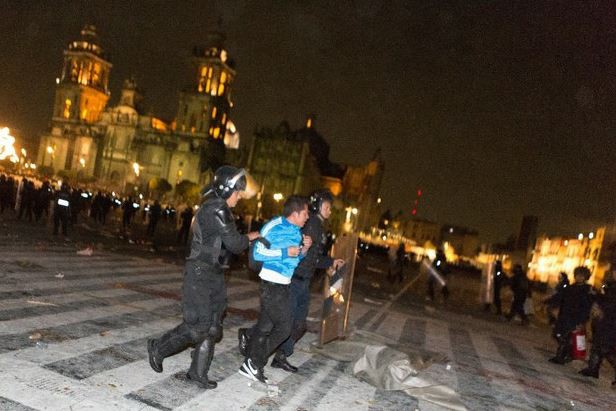 Agentes detienen a un joven en el Zócalo el pasado 20 de noviembre tras las manifestaciones por Ayotzinapa. Foto: La Jornada