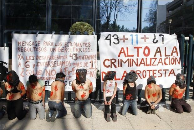 Estudiantes de la UAM-Azcapotzalco bloquearon las instalaciones de la PGR, donde una decena de estudiantes permanecen de rodillas y encadenados con bolsas de plástico en su rostro para manifestar su repudio a la criminalización de la protesta social. Foto: La Jornada