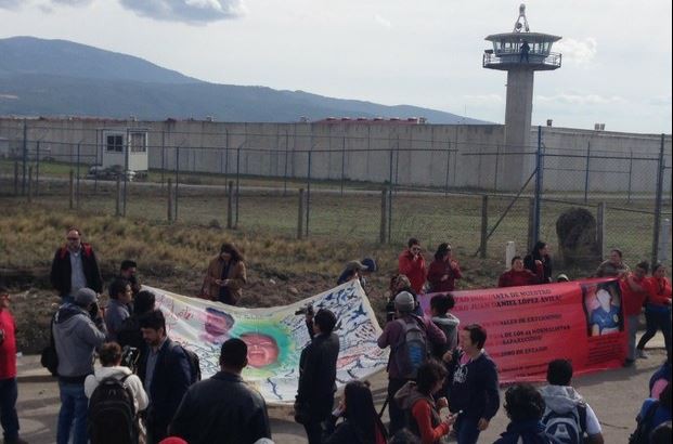 Xalapa, Ver. Manifestantes al exterior del Penal Federal número 5. Foto: La Jornada