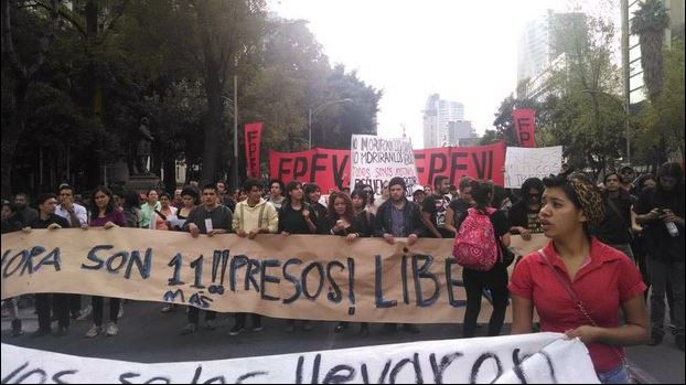 Marcha del Ángel de la Independencia a las instalaciones de la Seido para protestar por la consignación de 11 estudiantes a penales federales tras marchar el 20 de noviembre en la ciudad de México. Foto Twitter @Coordinadora1DM