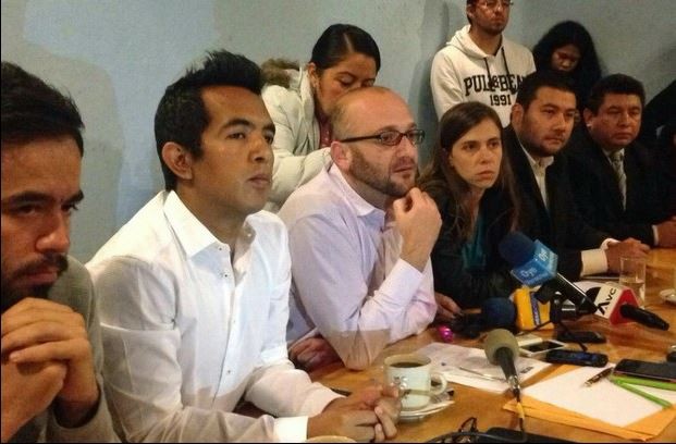 Abogados de los detenidos el 20 de noviembre en el zócalo de la ciudad de México durante protesta por Ayotzinapa, ofrecieron conferencia de prensa en Xalapa, Veracruz. Señalan constantes violaciones a los derechos humanos de los detenidos y entorpecimiento de su defensa. Foto: La Jornada