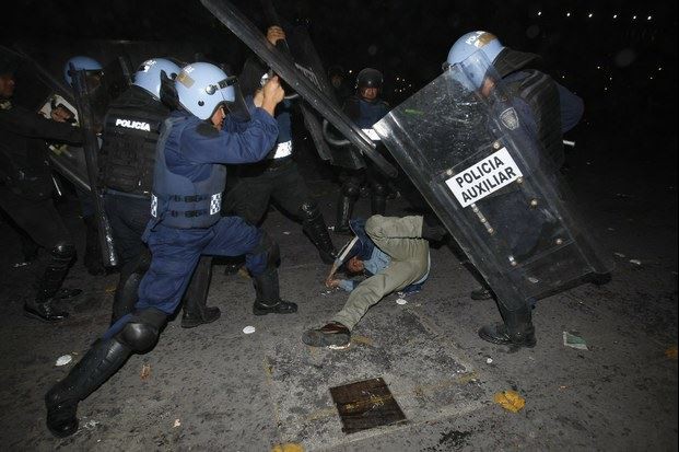 Hechos violentos en el Zócalo del DF el pasado 20 de noviembre durante las manifestaciones para exigir la aparición con vida de los 43 normalistas de Ayotzinapa. Foto: La Jornada