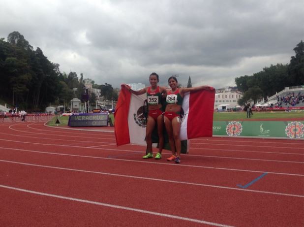 Brenda Flores (izquierda) y Sandra López celebran tras vencer en la prueba de cinco mil metros. Foto: JVeracruz2014