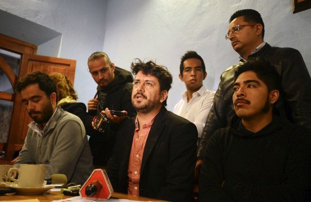 Dennis Maxwell (centro), hermano de Laurence Maxwell, se dirige a los medios de comunicación en Xalapa, el 25 de noviembre de 2014. Foto Reuters