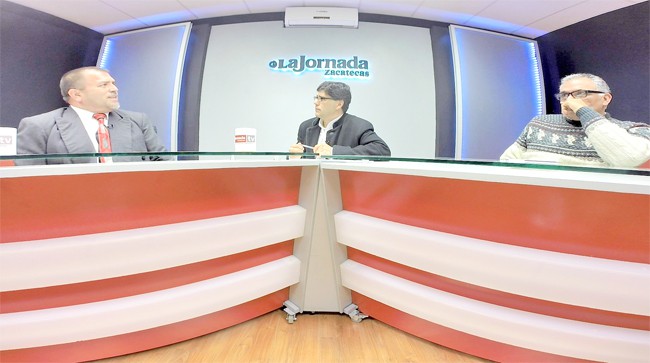 Manuel Rodríguez Valadez y Javier Contreras, ambos docentes de la UAZ, durante su intervención en el programa Synergia de La Jornada Zacatecas TV ■ foto: miguel ángel núñez