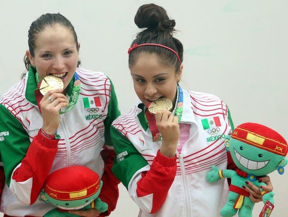 Samantha Salas y Paola Longoria ganan medalla de oro en raquetbol por equipos. Foto Notimex